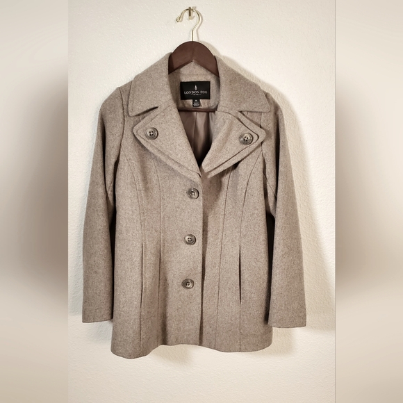 London fog taupe coat in Petite small in super great condition. Neutral coat - Picture 3 of 9